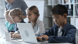 Des enfants travaillent sur des ordinateurs